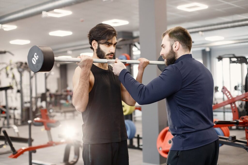 trening personalny pomoc trenera przy ćwiczeniach