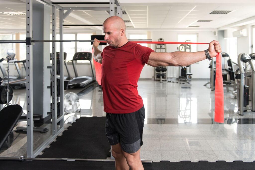 Ćwiczenia z gumą na biceps jakie