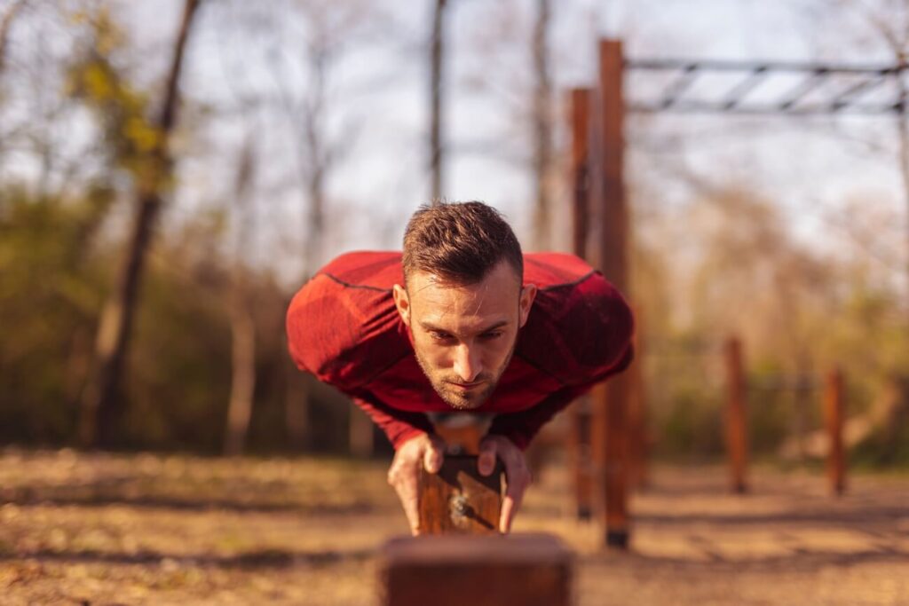 Pompki na triceps mężczyzna robi wąskie pompki
