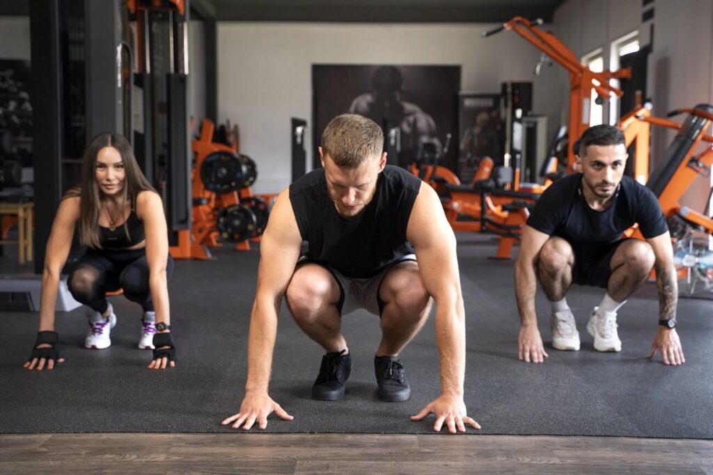 burpees zespół ludzi ćwiczy