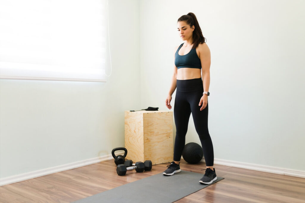 Full body workout dla początkujących akcesoria, hantle, mata