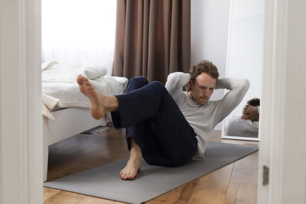 Full body workout w domu mężczyzna trenuje na macie w domu