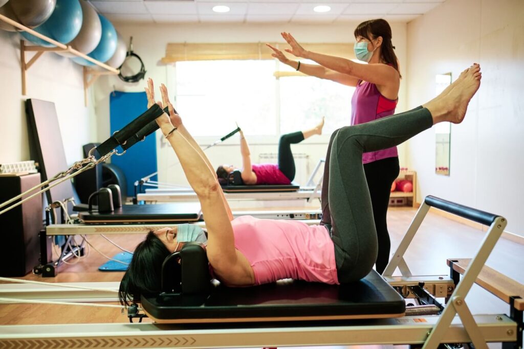 Pilates dla początkujących ćwiczenia na maszynie