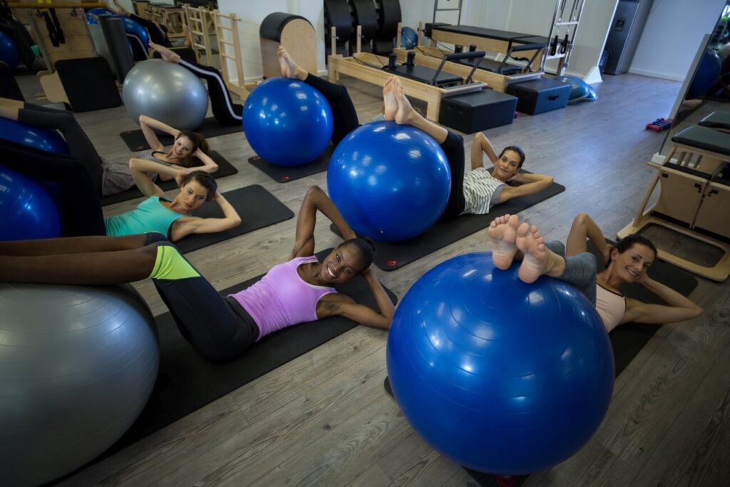 Pilates dla początkujących ćwiczenia na piłce