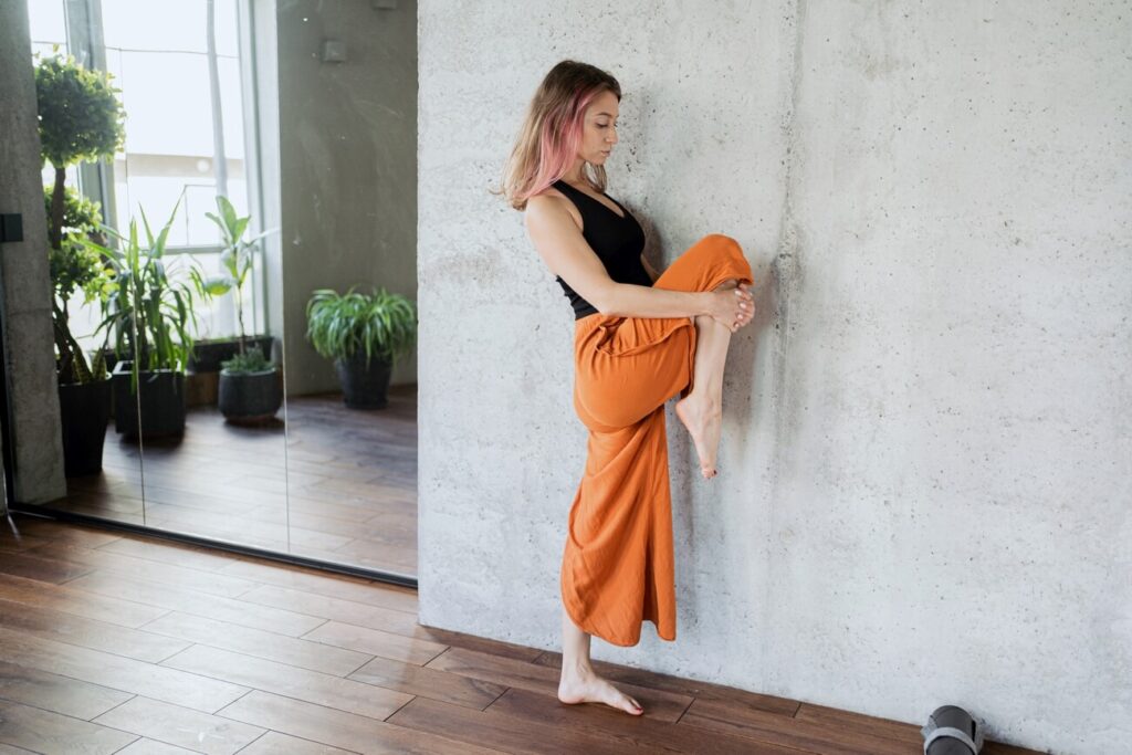 Pilates przy ścianie rozgrzewka