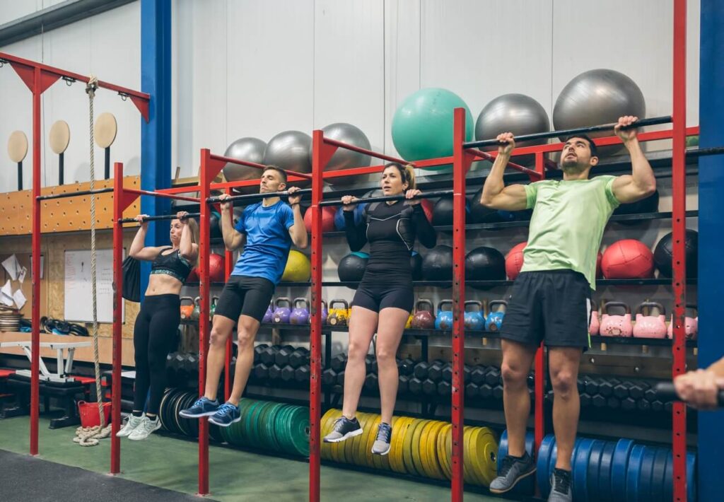Podstawowe ćwiczenia crossfit podciąganie na drążku