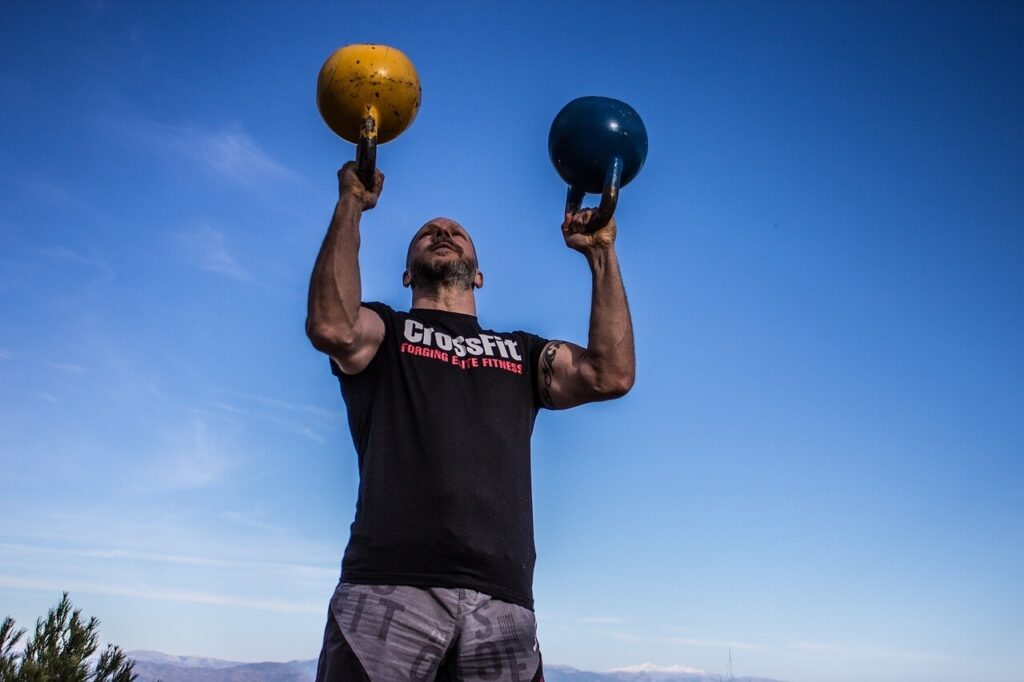 WOD CrossFit ćwiczenie z dwoma kettlami