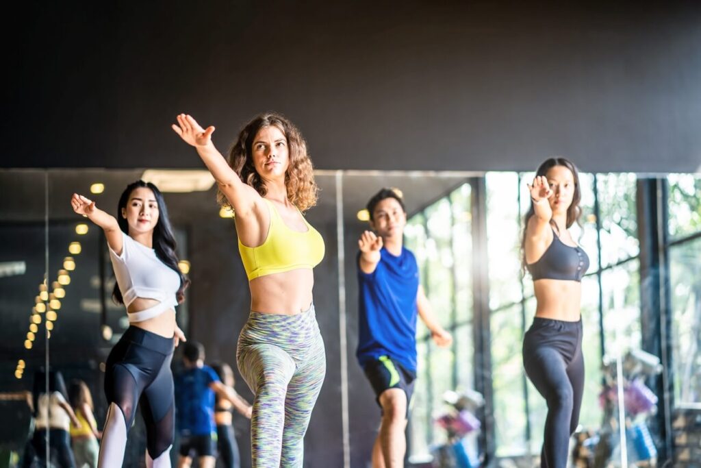 Zumba dla początkujących grupa osob ćwiczy na zajęciach