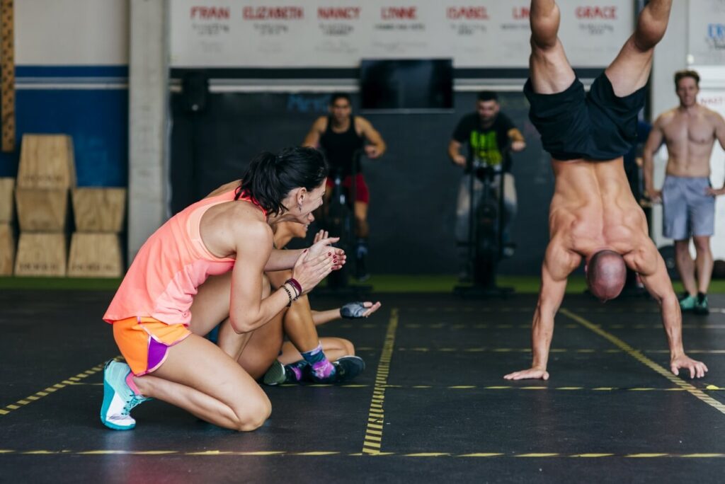 crossfit ćwiczenia nazwy mężczyzna stoi na rękach