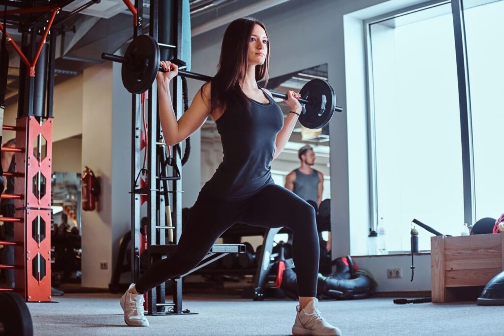 crossfit dla początkujących kobieta ćwicząca z małym obciążeniem