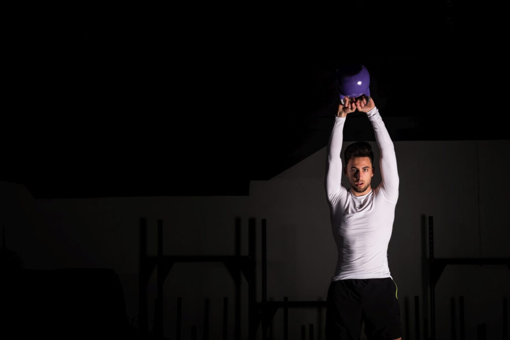 crossfit sylwetka unoszenie kettli oburącz