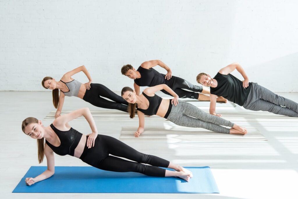 pilates ćwiczenia zajęcia na mięśnie boczne brzucha