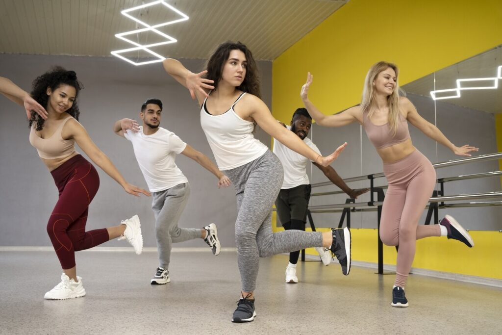 zumba efekty przed i po grupa kobiet tańczy