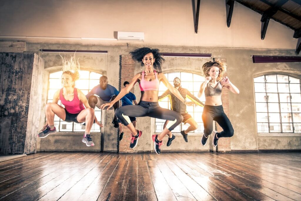 zumba ile kcal grupa tańczy zumbę