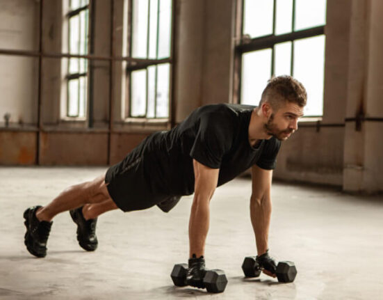 ćwiczenia z hantlami na brzuch