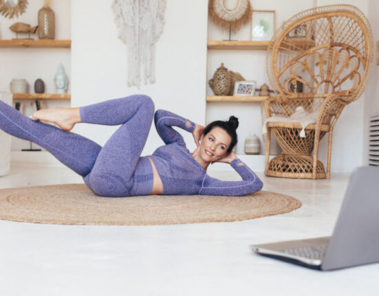 ćwiczenie na brzuch w domu