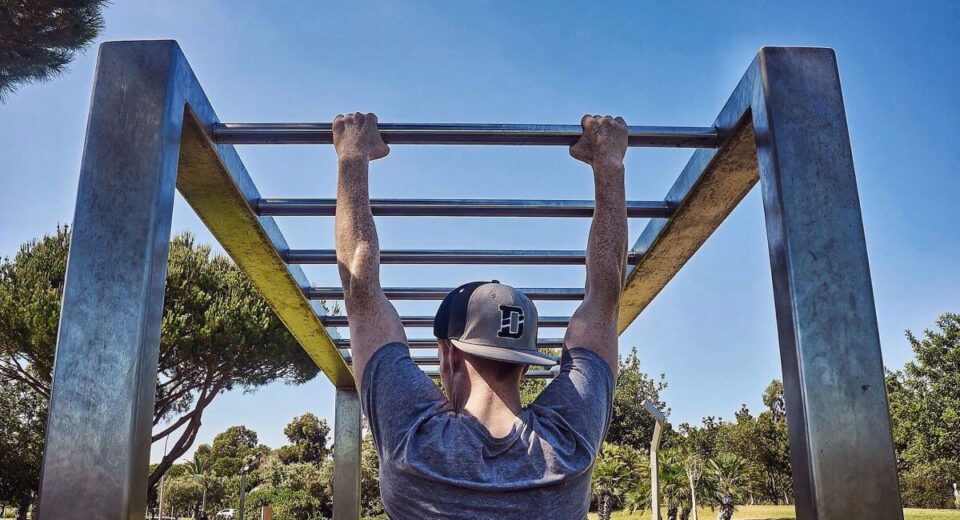 ćwiczenia na brzuch na drążku