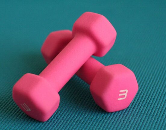 ćwiczenia na brzuch z obciążeniem