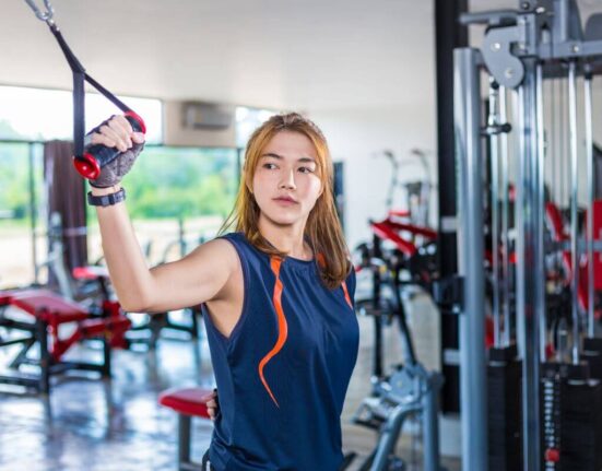 ćwiczenia na barki dla dziewczyn