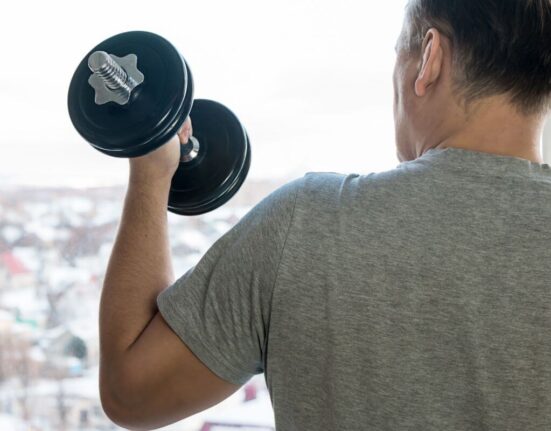 ćwiczenia na barki z hantlami