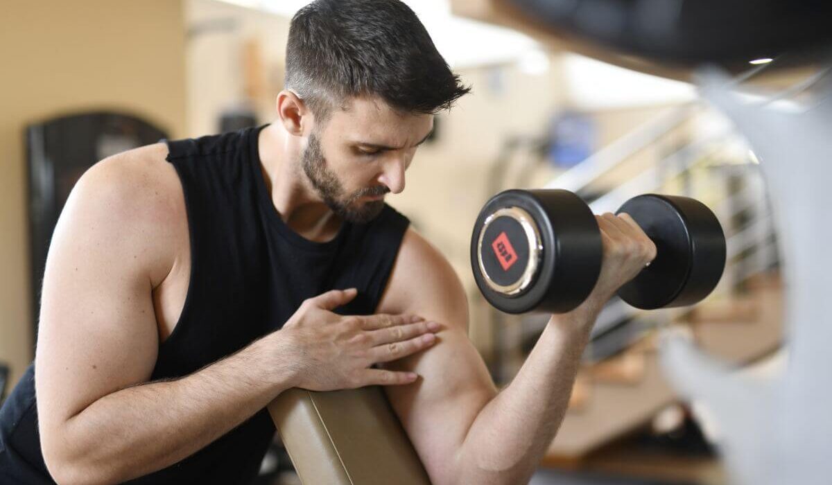 ćwiczenia na biceps z hantlami