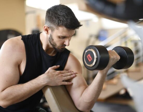 ćwiczenia na biceps z hantlami