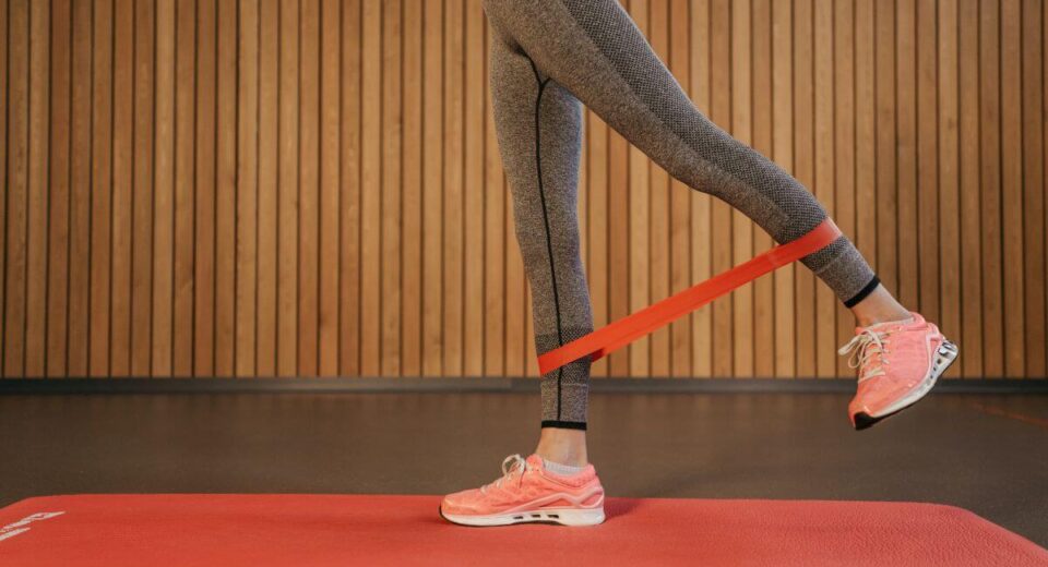 ćwiczenia na nogi z gumą