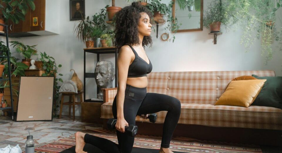 ćwiczenia na nogi z hantlami