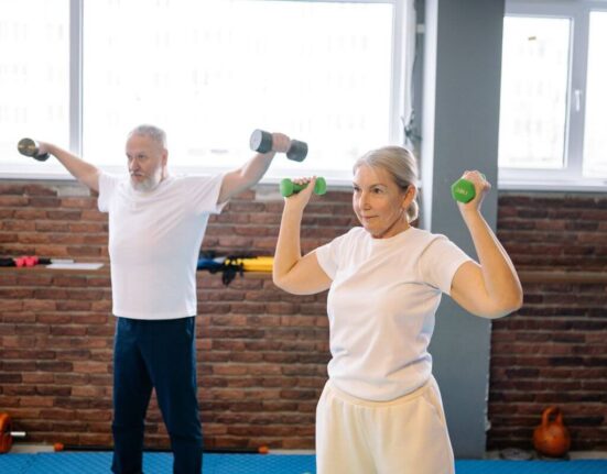 ćwiczenia na pelikany z hantlami