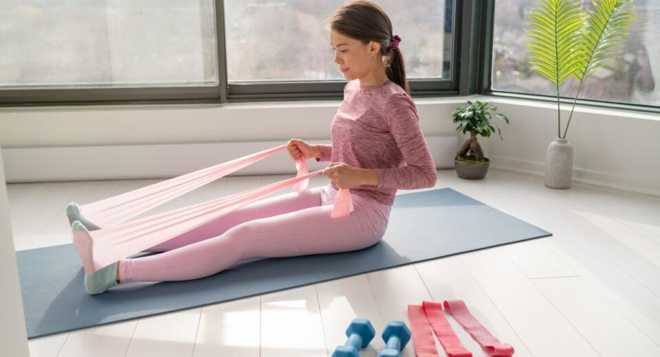 ćwiczenia na plecy z gumą