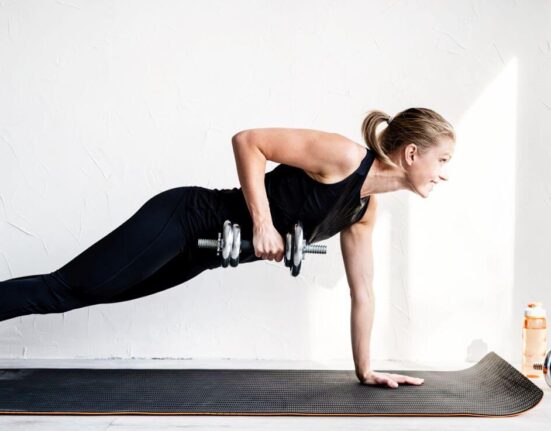 ćwiczenia na plecy z hantlami