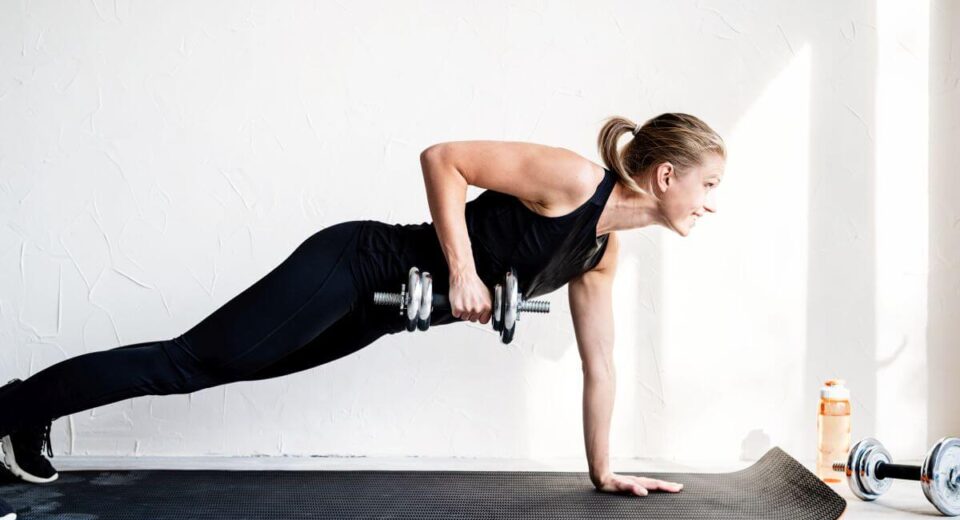 ćwiczenia na plecy z hantlami