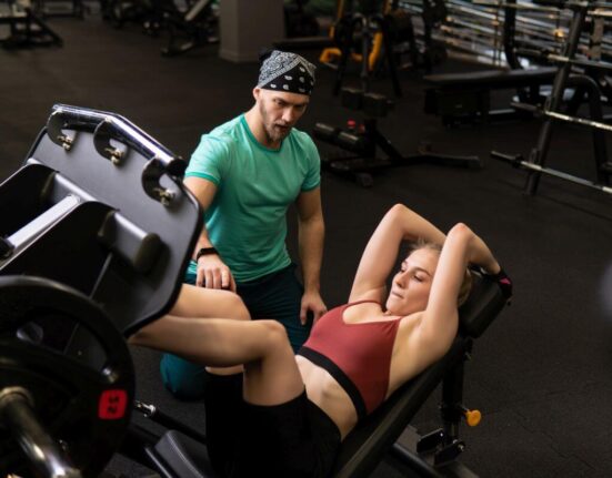 ćwiczenia na pośladki na siłowni