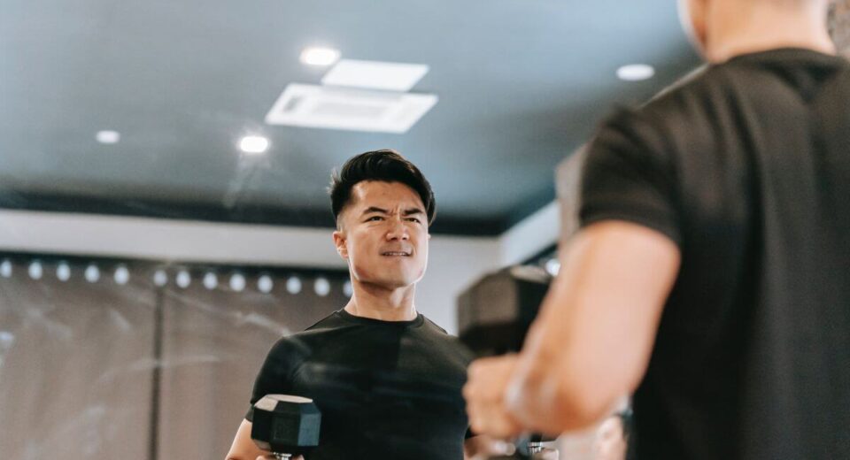 ćwiczenia na triceps z hantlami