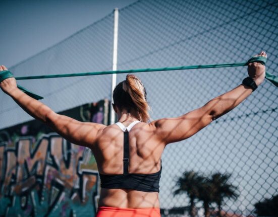 Ćwiczenia z gumą na ręce