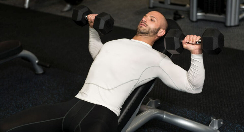 ćwiczenia z hantlami na klatkę piersiową