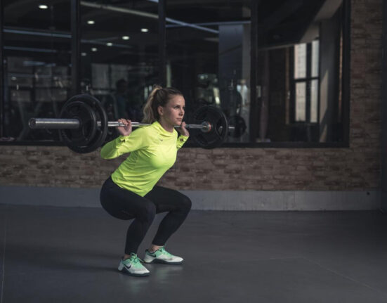 ćwiczenia ze sztangą na pośladki