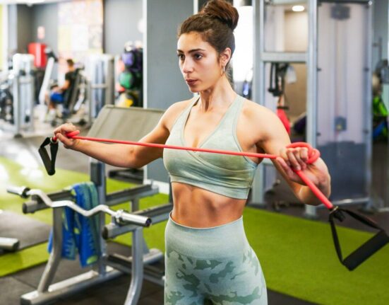 ćwiczenia z gumą na boczki