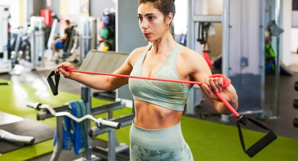 ćwiczenia z gumą na boczki