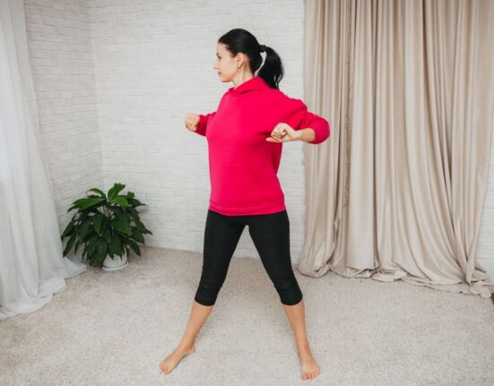 ćwiczenia na płaski brzuch na stojąco