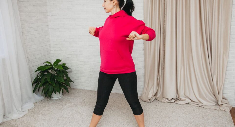 ćwiczenia na płaski brzuch na stojąco