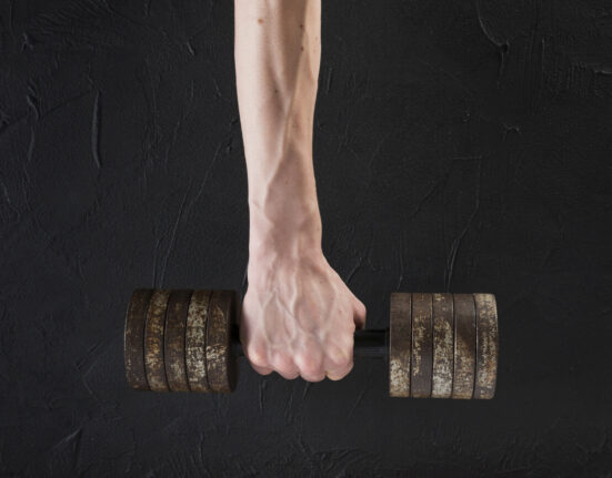 Martwy ciąg z hantlami