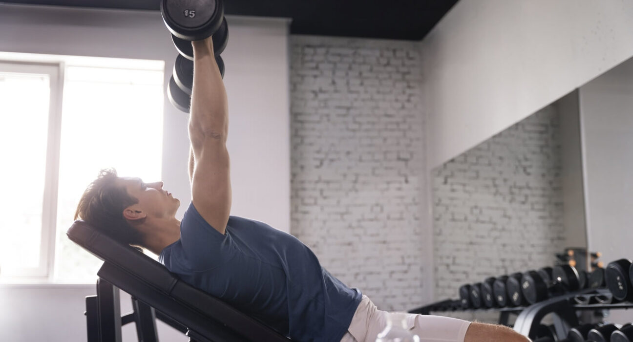 Wyciskanie hantli na głowę