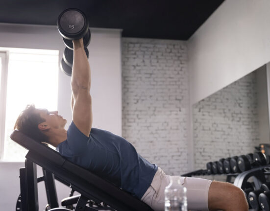 Wyciskanie hantli na głowę