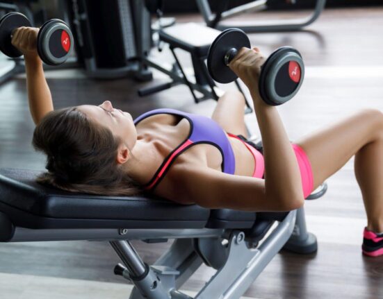 Wyciskanie hantli na ławce skośnej