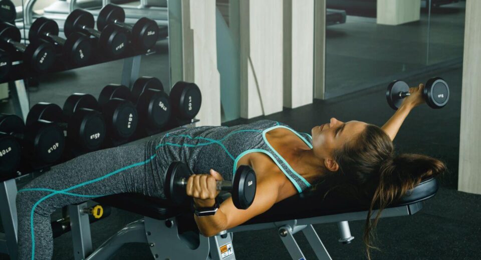 rozpiętki z hantlami